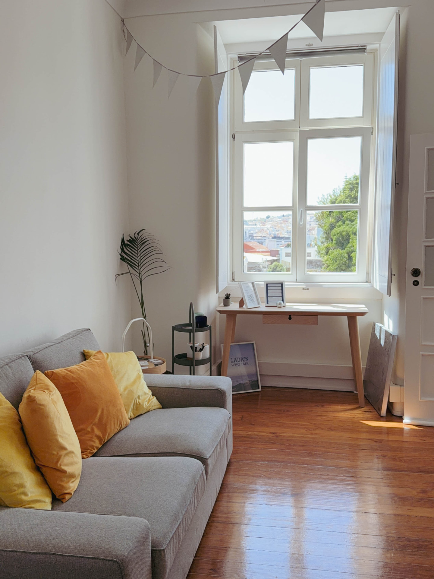 The small room of the Hub with a sofa and a desk by the window