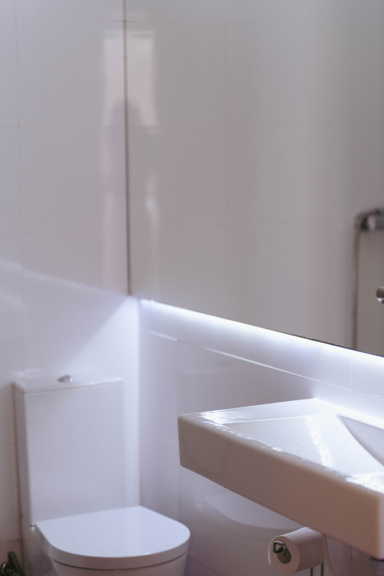 The bright, well-equipped bathroom of the Hub